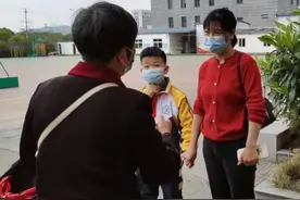 点赞！阿婆街头摔倒，这个娃扔下玩具冲了上来图片