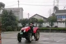 《向往的生活》路透曝光 张艺兴学开拖拉机姿势专业图片