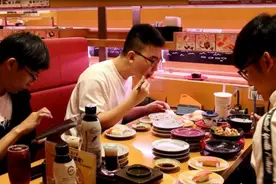 “鲑鱼之乱”展现“台湾人丑陋嘴脸”店员怒斥：没砸酒瓶算客气图片