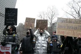 美国亚裔女子遛狗时被男子辱骂：“滚回你的国家去”图片