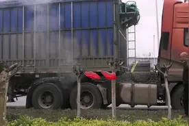 大货车开着忽然冒出白烟，司机及时打水降温排除险情视频封面