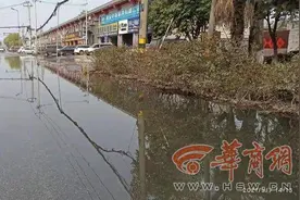 西安邓六路丰产路交叉口污水泛滥臭气熏天 未央城建集团：将进行改造图片
