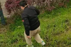 株洲95后快递小哥救起落水女孩，面对路人拍照羞涩摆手“逃离”图片