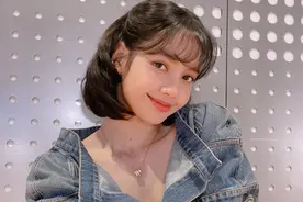 Lisa梳白雪公主同款短发吐舌卖萌，为《青你3》选手们加油图片