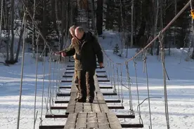 普京和俄防长在原始森林度周末：雪中驾车和漫步(图)图片