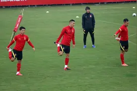 于大宝：我在国足就踢中卫 归化球员融入没问题图片