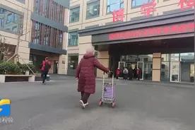 开学第一天，济南83岁老学员推着小车去上学：跟新老师学新课图片