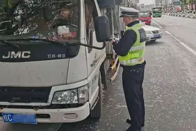 即日起，桂林交警治理市区拖拉机、低速载货汽车违规通行 | 创城再出发图片