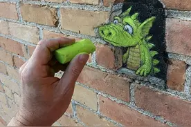 粉笔画出的街头“小可爱”图片