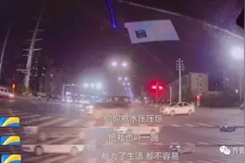 潍坊一外卖小哥闯红灯险被撞，司机怒斥，随后一幕意外又暖心图片