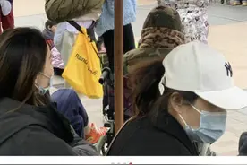 陈浩民一家逛迪士尼 蒋丽莎五年生四胎身材火辣图片