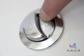 马桶上的两个冲水按钮，很多人都按错了！看看有你吗图片