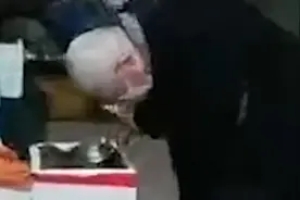 上海大爷菜摊上拿放大镜挑螺蛳，老板：第一次见这么可爱的大爷视频封面