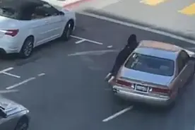 美国亚裔女子当街被抢钱包，不肯松手被殴打，还遭劫匪车辆拖行图片