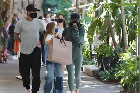 贝克汉姆一家三口逛街被拍 小七身高快到爸爸肩膀图片