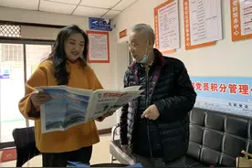 雨中送伞的女司机找到了图片