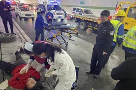 突发：今早紫之隧道翻车事故！原因太危险！有人受伤严重图片