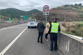 危险！夫妻高速路上停车争吵 丈夫：妻子情绪激动行驶中要跳车图片