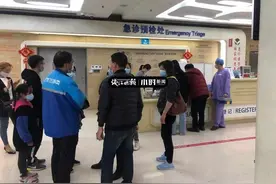 真的是祸从天降！就刚刚，杭州凤凰南苑，50多岁的干洗店老板娘被掉落的东西砸中图片