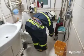 1000余户居民家下水管有刺鼻异味，为何没人拨打12345？图片