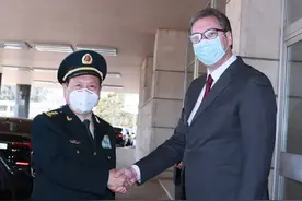 中国驻南联盟被炸使馆旧址，塞尔维亚防长陪同中国防长魏凤和凭吊烈士图片