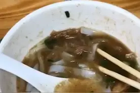 广东一女子小店吃面，吃完后打开调料瓶被吓懵！网友直呼细思极恐图片