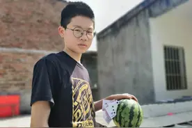 酷帅又励志！四川三台14岁“小发哥”2米飞牌击爆易拉罐 曾夺冠争霸赛图片