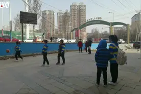 清晨外出运动 孩子上学精神充沛图片