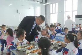 71秒｜滨州市滨城区：校长陪餐制 维护学生“舌尖安全”图片