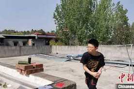 四川三台14岁少年练就飞牌绝技 3年用掉500余副扑克牌图片