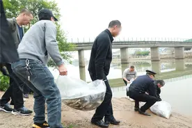 捕鱼人变身放鱼人，长沙3名非法捕捞案当事人被提起公益诉讼，在捞刀河放生3400尾鱼图片