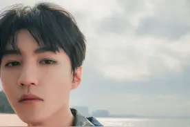 男友的海岛游记！王俊凯凝眸大片 眼神杀撩不自知图片