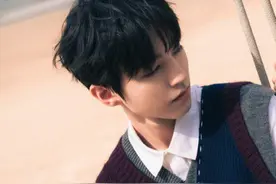 王俊凯海边凝眸大片 少年感十足眼神杀撩人图片