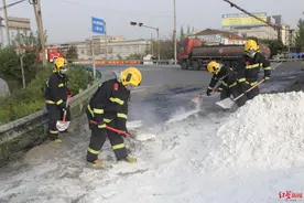 两车相撞致13吨硫酸泄露 消防5小时用沙土石灰成功处置图片
