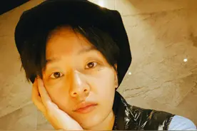 周笔畅发自拍素颜出镜 单手托腮满满少女感图片