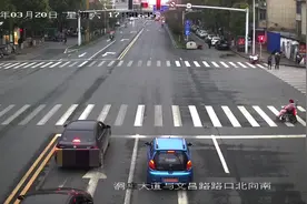 女子坐轮椅过斑马线 谁知被小车无视撞倒图片