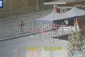 男子抄起铁铲直冲学校，下一秒......图片