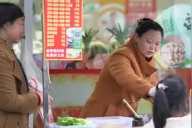 宁乡51岁“煎饼姐”摆摊空隙学英语图片