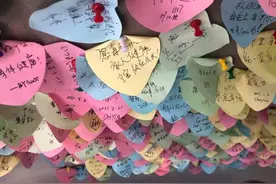 车里贴满了乘客的留言条，滴滴司机说：我的车像移动的“解忧杂货铺”图片