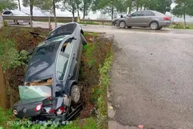 全责！司机强行超车，撞上了……图片