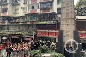 清明缅怀先烈 他们祭奠张国富烈士图片