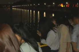 夜光藻遇氧变蓝眼泪引游人追逐
