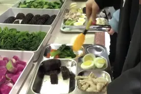 长春一高校食堂推出自助减脂餐，健康“轻食”受学生欢迎视频封面