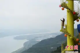 重庆：悬崖景观“天梯”步步惊心吸引游人挑战图片