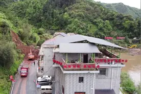 泸溪：山体滑坡导致319国道交通中断 目前已恢复交通图片