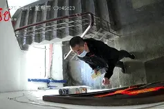 男子在楼道犹犹豫豫干这事！居民回来一看，急了图片