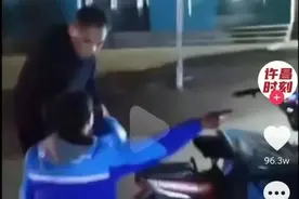 外卖小哥送完餐回家遭保安阻拦，坐地崩溃大哭：我是这里的业主图片