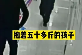 “救命，救命！”杭州妈妈抱着4岁孩子哭得撕心裂肺，下一幕惊心动魄图片