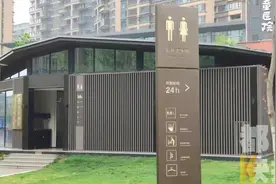 西安一公厕装上了淋浴间！有味道？看了以后：真香图片