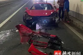 不熟悉车辆性能，“法拉利”跑车猛撞隧道墙壁图片